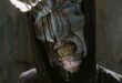 Mordor elçisi Sauron'un Ağzı Kara Kapı'da Aragorn ve Gandalf karşısında müzakere ederken.