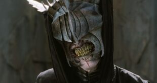 Mordor elçisi Sauron'un Ağzı Kara Kapı'da Aragorn ve Gandalf karşısında müzakere ederken.
