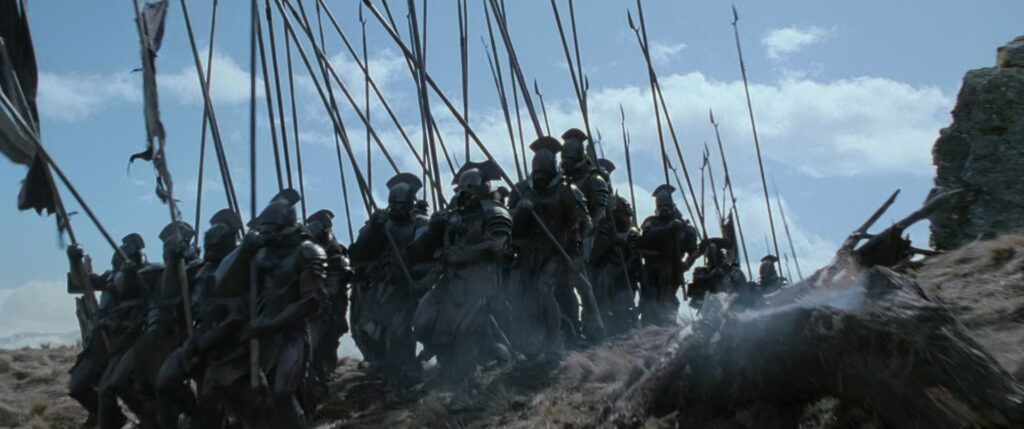 Miğfer Dibi savaşına yürüyen Isengard Uruk-hai askerleri.