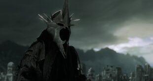 Angmar'ın Cadı Kralı siyah zırhı ve tacıyla Minas Tirith kuşatmasını başlatıyor.