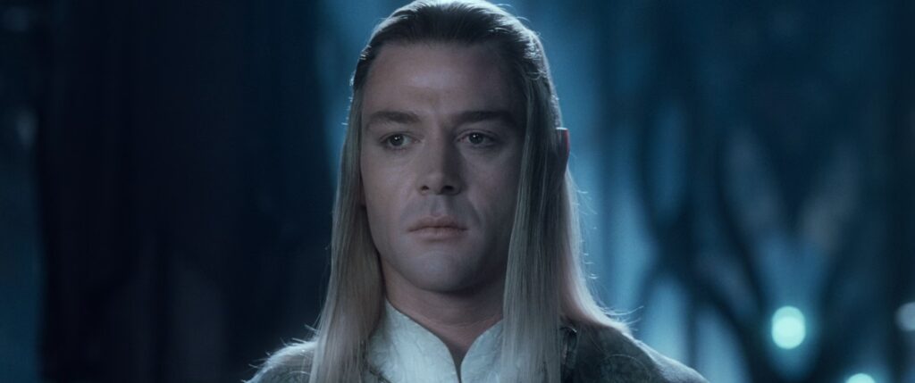 Lothlórien ormanında duran Elf Beyi Celeborn.