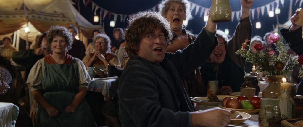 Shire'da yaşayan Tombiş lakaplı Hobbit Fredegar Toluk, Bilbo Baggins'in doğum günü partisinde