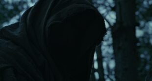 Doğunun Gölgesi Khamûl siyah atı üzerinde Shire yollarını araştırıyor.