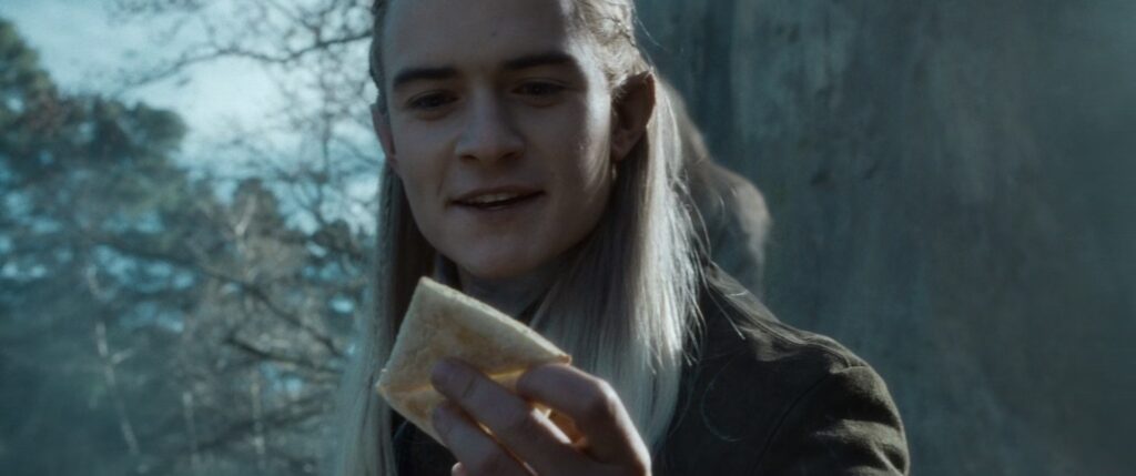 Legolas Mallorn yaprağına sarılmış geleneksel Elf yol ekmeği lembas hakkında konuşuyor.