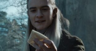 Legolas Mallorn yaprağına sarılmış geleneksel Elf yol ekmeği lembas hakkında konuşuyor.