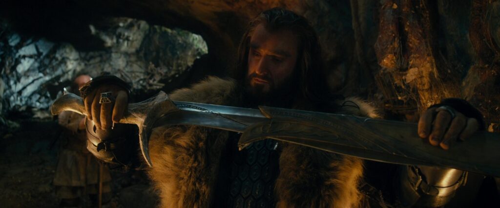 Thorin Meşekalkan'ın elindeki Gondolin yapımı efsanevi Elf silahı Orcrist kılıcı ve mücevherli kabzası.