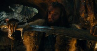 Thorin Meşekalkan'ın elindeki Gondolin yapımı efsanevi Elf silahı Orcrist kılıcı ve mücevherli kabzası.